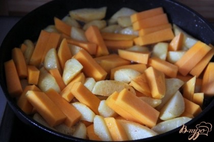 Тыкву очистить, нарезать такими же брусочками, выложить к картофелю, жарить, изредка помешивая, до готовности овощей
