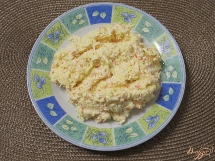 Сыр, чеснок и половину крабовых палочек соединить с майонезом, перемешать.