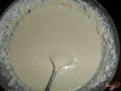 С муки, кефира, соды, соли, сахара замесить тесто как вы обычно делаете на оладьи.