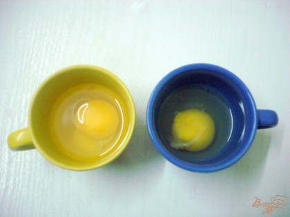 Аккуратно в чашечки выбиваем яйца, так, чтобыне повредить желток.