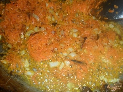 Морковку и лук обжарить на растительном масле до готовности.