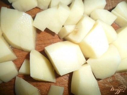Картофель почистить помыть и порезать небольшими кусочками, отправить  в суп.