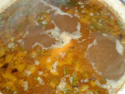 Морковку и лук отправить так же в суп и варить суп до готовности гороха и картофеля, посолить, добавить лавровый и зелень.