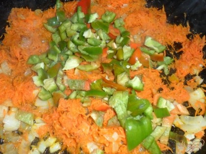 морковь натереть на мелкой терке, лук мелко порезать, перец покрошить небольшими кубиками. Все это сложить в сковородку  растительным маслом и жарить до готовности овощей. Когда овощи будут готовы, добавить томатный соус, и тушить на медленном огне.