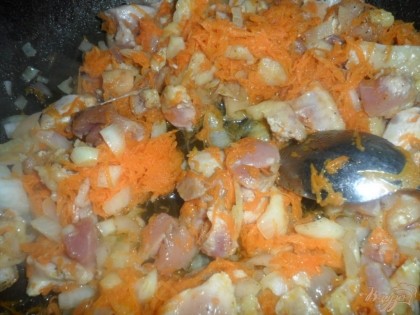 Мясо порезать небольшими кусочками, посолить поперчить. положить в сковороду к морковке и луку и жарить на растительном масле до готовности мяса.