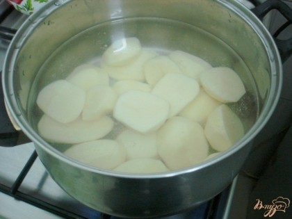 Картофель, чистим и ставим вариться. За 10 минут до конца варки солим.