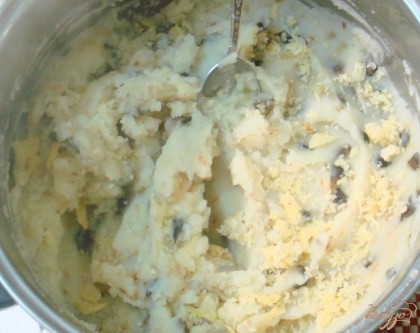 С готового картофеля сливаем воду, пюрируем его, добавляем в пюре лук и грибами и маслом. Когда пюре немного остынет,добавьте в него сыр.