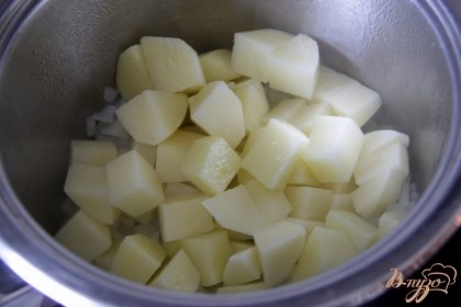 Добавить картофель, нарезанный небольшим кубиком, обжарить, помешивая.