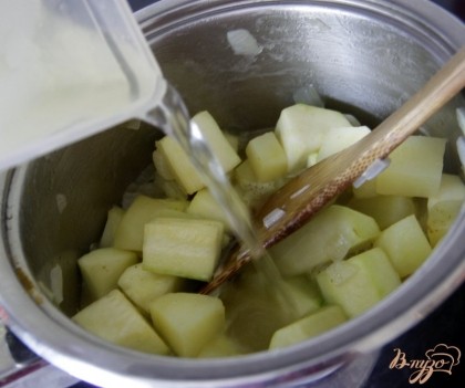 Влить овощной/куриный бульон, довести до кипения и овощи - до готовности, мин. 15-20.