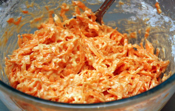 К натертой моркови добавьте 2 взбитых яйца, муку и соль. Тщательно перемешайте.<p>Теперь оставьте массу постоять 10-15 минут, чтобы морковь немного дала сок и смесь стала более мягкой.