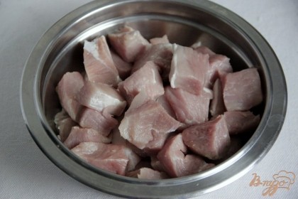 Свинину нарезать порционно (по желанию: стейки или кубики, как на шашлык)
