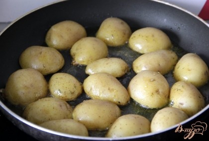 Картофель разрезать на половинки, крупный - на дольки, обжарить на сл.масле.