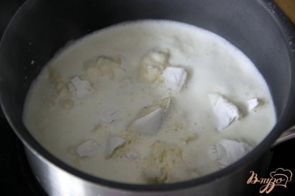 Соус. Довести в сотейнике до кипения сливки, добавить раскрошенный сыр, снять с огня, добавить уксус, перемешать.