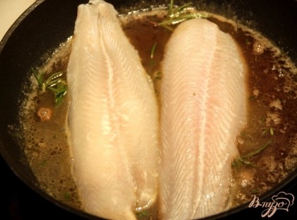 ПРрипустить филе рыбы по 2 мин. с каждой стороны