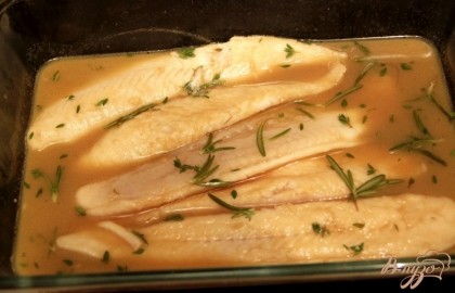 Разогреть духовку до 180*С , запекать рыбку в соусе ещё 10 мин.