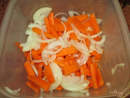 Морковь порезать брусочками, лук порезать полукольцами.