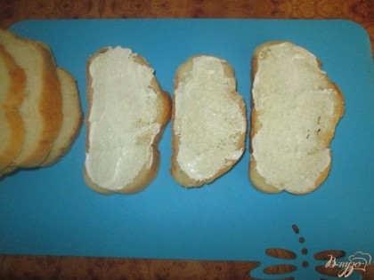 Смазать майонезом каждый кусок хлеба.