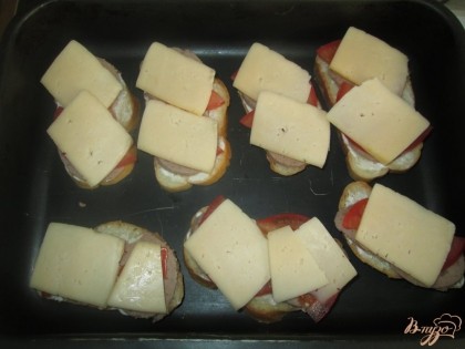 помидоры и закрыть тонкими пластинками сыра.Уложить на противень и поставить в духовку на 10-15 минут при 150 градусах.