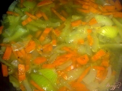 Лук очистить, помыть и нарезать соломкой.Морковь очистить, помыть и нарезать соломкой.Обжарить лук и морковь, затем налить воды и потушить несколько минут.