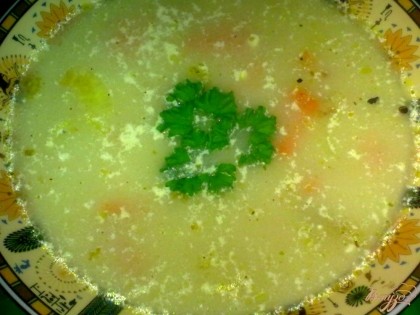 Готово! Разлить суп по тарелкам, добавить сметану и зелень.