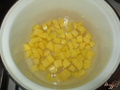 Картофель почистить и нарезать маленькими кубиками. Залить небольшим количеством воды, положить лавровый лист и поставить на огонь.