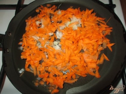 Морковь и лук обжарить на растительном масле,