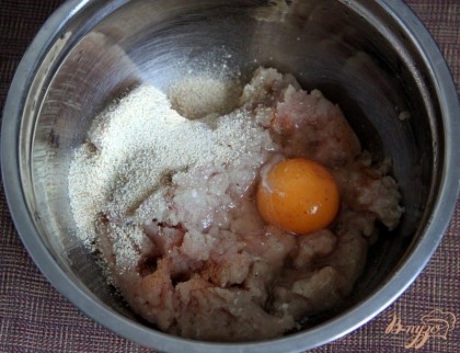 Добавить в фарш яйцо, панир.сухари, соль, перец, муск.орех. Зелень - по желанию. Сформировать котлетки