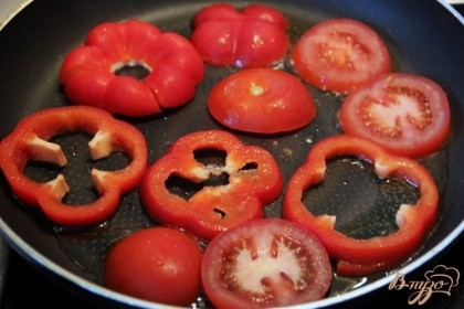 Перец нарезать кольцами толщиной ок. 1 см., нарезать помидоры. Разгреть оливк.масло и немного обжарить овощи, чтобы они сохранили форму