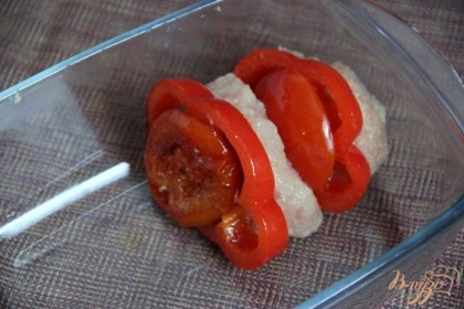 Форму смазать маслом и выкладывать поочередно: котлету, кружок помидора и перца
