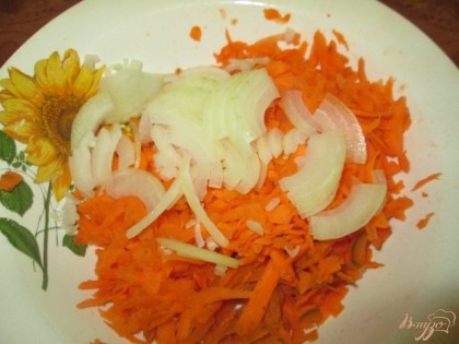 Морковь потереть на терке, а репчатый лук порезать полукольцами.