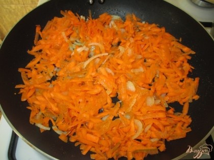 Затем добавить к луку морковь, перемешать и еще слегка обжарить. Выложить на тарелку.