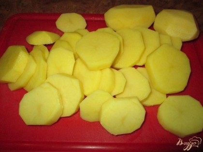 Картофель порезать кружочками.