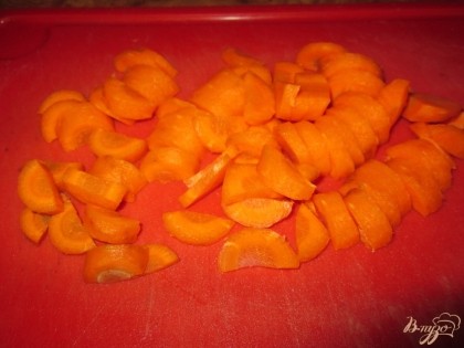 Крупно порезать морковь.
