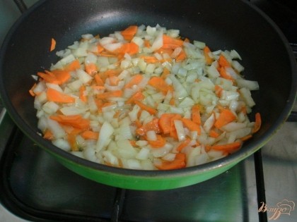 Мелко нарезаем лук и морковь и ставим в большую сковороду пассероваться.
