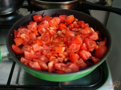 К ним присоединяем помидоры сахар, помидоры пускают сок и овощи некоторое время тушаться. Соединяем тушёные овощи с картофелем в бульоне. Картофель успел свариться. Чтобы борщ сохранил свой яркий насыщенный цвет не закрывайте его крышкой до полного остывания.