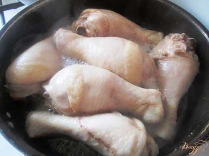 Куриную голень помыть и выложить на смазанную маслом сковороду. Поставить на огонь жариться под закрытой крышкой.