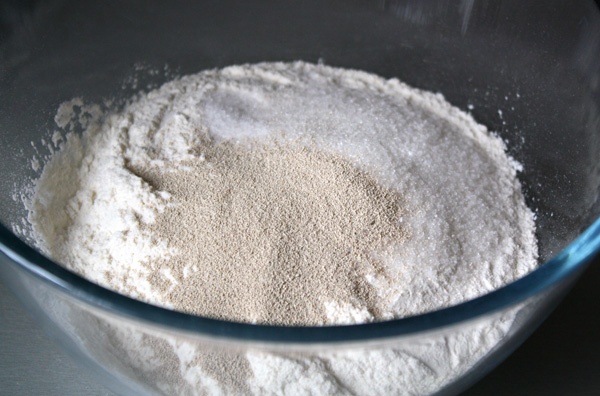 Смешиваем сухие ингредиенты теста — просеянную муку, сахар, дрожжи и соль.