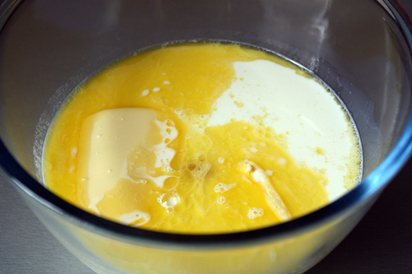 Молоко смешиваем с яйцом и растопленным маслом. Смесь должна быть комнатной температуры или чуть теплее, чтобы дрожжи впоследствии  быстрее начали свое действие.