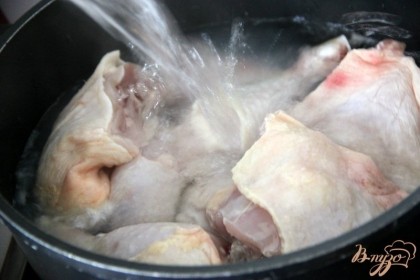 Окорока (курицу) промыть , нарезать порционно, залить водой, довести до кипения, дать прокипеть как мин. 5-10 мин.  Всю воду слить, кур.запчасти - хорошо промыть (надеюсь, что таким образом можно убрать часть антибиотиков из пром.продукта). Залить курицу  кипятком и варить  40 мин.