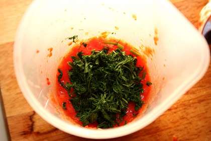 Готовим соус:<br>Помыть помидоры, порезать и измельчить блендером.