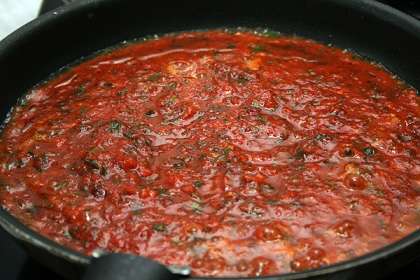 Помыть сладкий перец, очистить от косточек и порезать, добавить в томат и опять измельчить блендером.