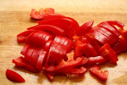 Нашинковать зелень и также добавить к томатам.<br>Так же в соус добавить соль, перец чили, черный молотый, измельченный мускатный орех.