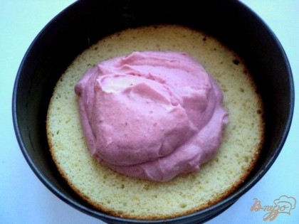 В форму положить пласт бисквита и переслоить ягодно-сливочным кремом.