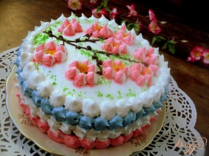 Верх и бока торта смазать белковым кремом белого цвета. Верх торта я украсила веткой цветущего персика.
