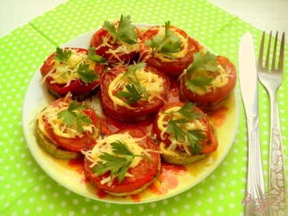 Готово! Уложить помидоры на кружки кабачков. Смазать сверху майонезом и посыпать тертым сыром.При подаче украсить зеленью петрушки. Приятного аппетита!