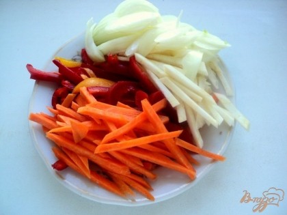 Овощи почистить. Лук порезать полукольцами, морковь, сельдерей и перец – длинными полосками.