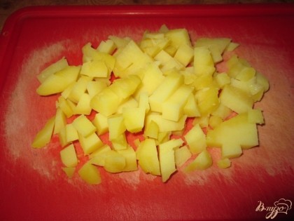 Картофель отварить в мундире, почистить и порезать кубиками.
