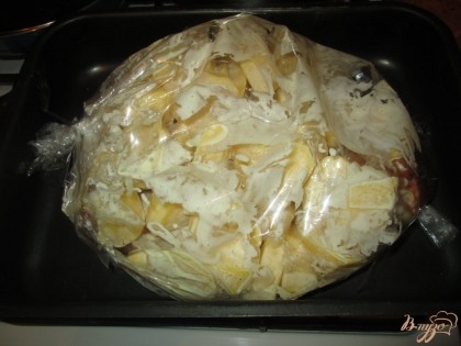 Сложить картофель и курицу в кулинарный рукав и завязать. Проделать несколько небольших дырочек для пара. Поставить в духовку на 1 час при 180 градусах.