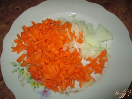 Лук порезать полукольцами, морковь натереть на крупной терке.