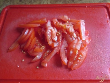Порезать дольками свежий помидор.